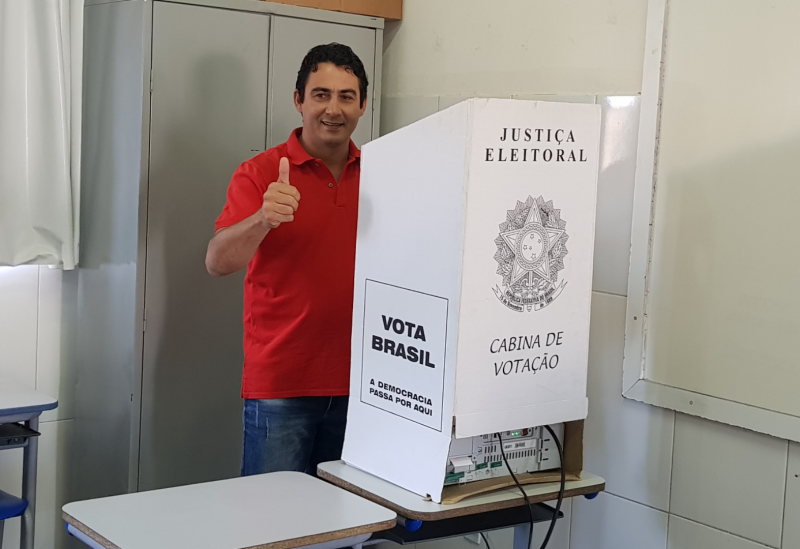 Brumado: Candidato a deputado estadual, Márcio Moreira votou na Escola Arminda Azevedo