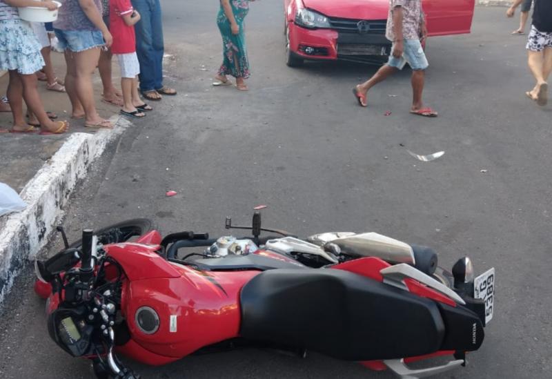 Brumado: acidente envolvendo moto e automóvel deixa motociclista ferido no bairro Olhos D'água