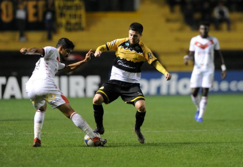 Com golaço de Felipe Gedoz cobrando falta, Vitória arranca empate em Criciúma