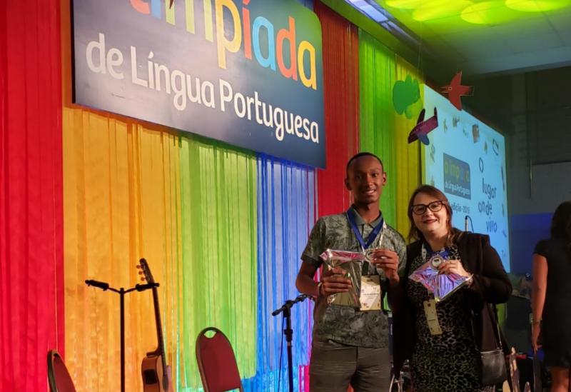 Brumado: aluno da Escola em Tempo Integral Oscarlina Oliveira recebe Medalha de Prata na Olimpíada Brasileira de Lingua Portuguesa