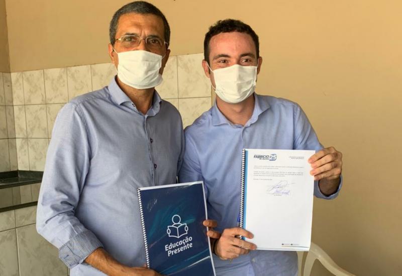 Candidato a Prefeito Fabrício assina termo de compromisso com a educação em reunião com professores