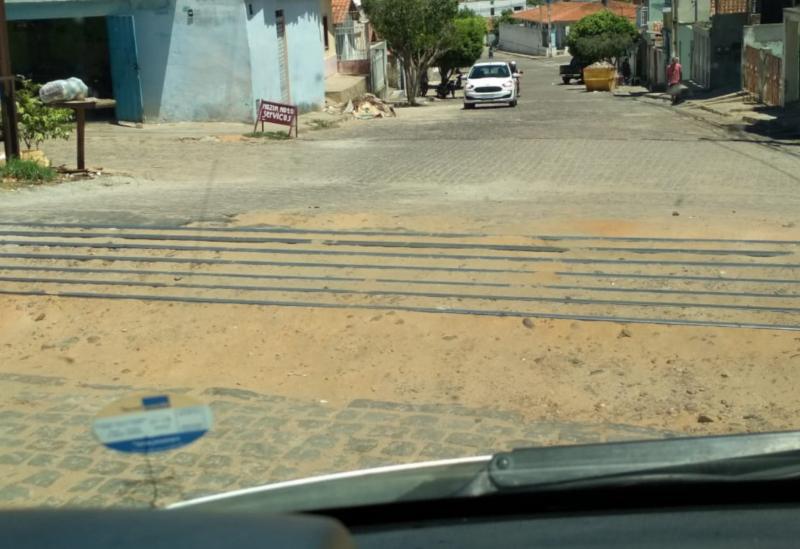 Moradores do bairro Dr. Juracy reclamam da falta de manutenção da passagem de nível sobre a linha férrea
