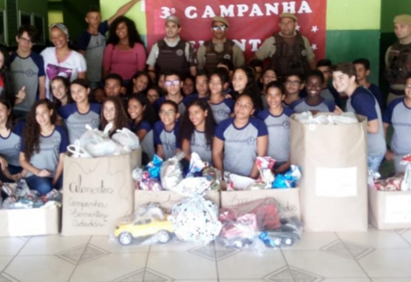 Ituaçu: Polícia Militar realizou a entrega de brinquedos e alimentos arrecadados pela ação 'Projeto Sementes Cidadãs'