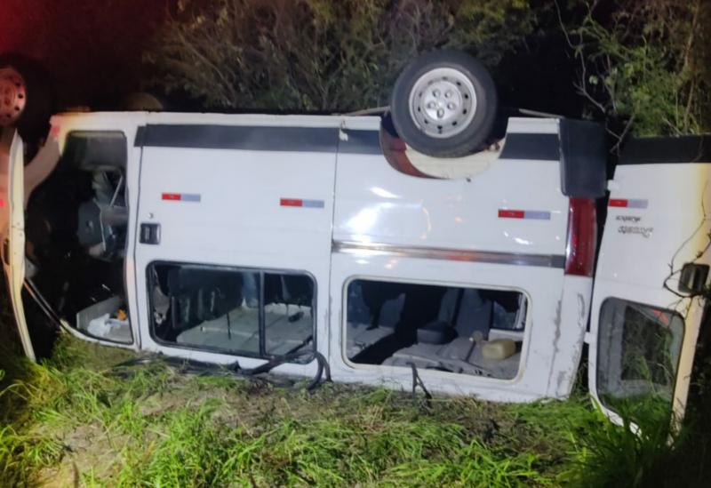 Tanhaçu: 07 pessoas ficam feridas após van capotar na BA-030