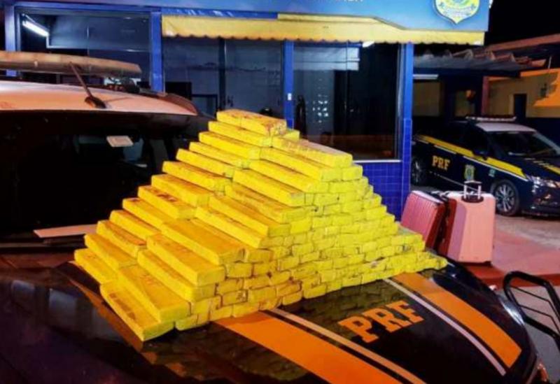 PRF em Jequié prende passageira de ônibus com 100 quilos de maconha escondida na bagagem