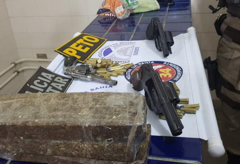 Brumado: Polícia Militar apreende armas e droga no Bairro Mercado 