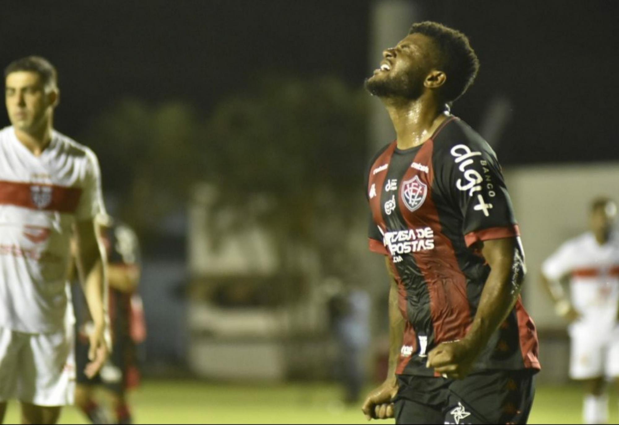 Vitória vence o CRB de virada e se afasta da zona do rebaixamento
