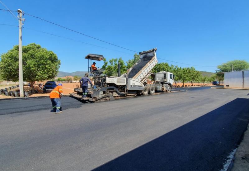 Brumado: prefeitura realiza obras de pavimentação asfáltica em torno da escola Idalina Azevedo