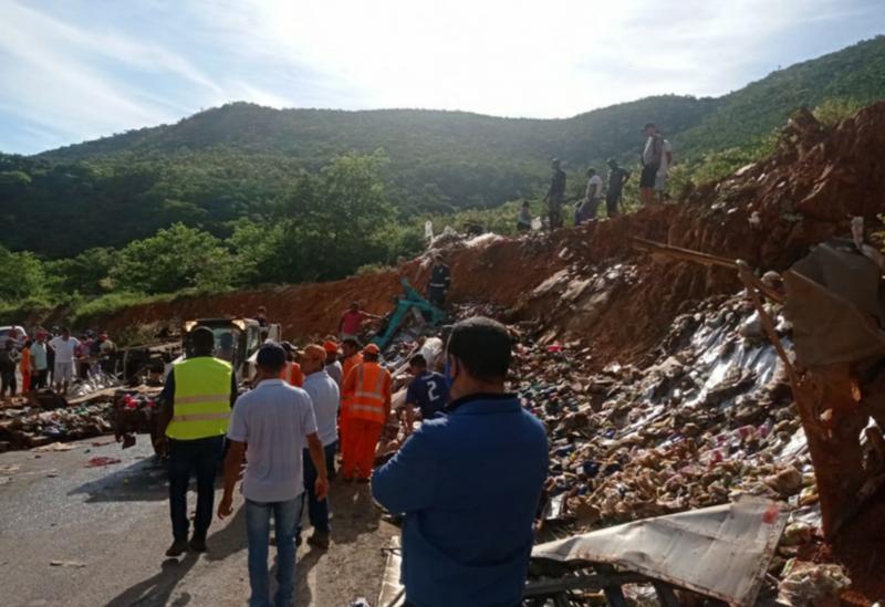 Rio de Contas: Motorista fica preso às ferragens após caminhão tombar; veículo ficou destruído