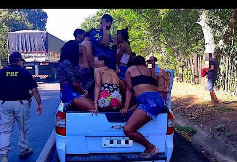 Bahia: Jovem é preso por dirigir bêbado e transportar 20 pessoas em caminhonete