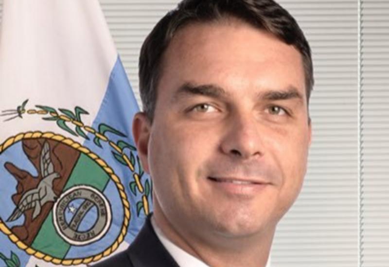 Flávio Bolsonaro é acusado pelo MP de ser  chefe de organização criminosa que desviava dinheiro