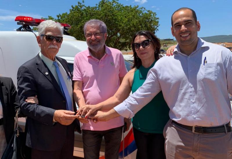 Brumado: vereadora Ilka Abreu entrega ao município ambulância em parceria com o deputado José Rocha