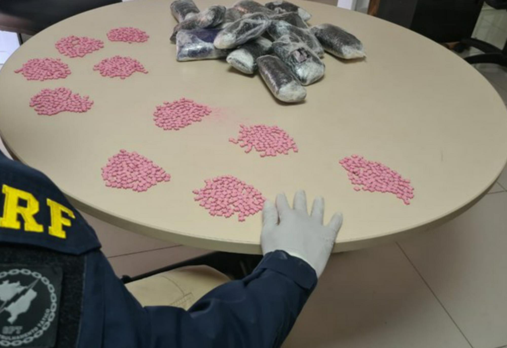 Passageiro de ônibus é flagrado pela PRF na Bahia com 14 mil comprimidos de ecstasy