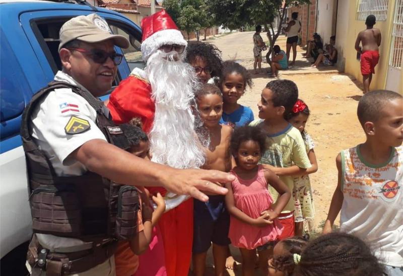 Brumado: Polícia Militar entregou alimentos, brinquedos e roupas arrecadados na Campanha de Natal