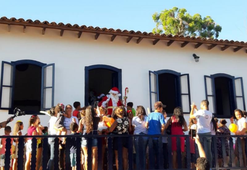 RHI Magnesita leva presentes de Natal para crianças das comunidades de Pedra Preta e da Vila Presidente Vargas 