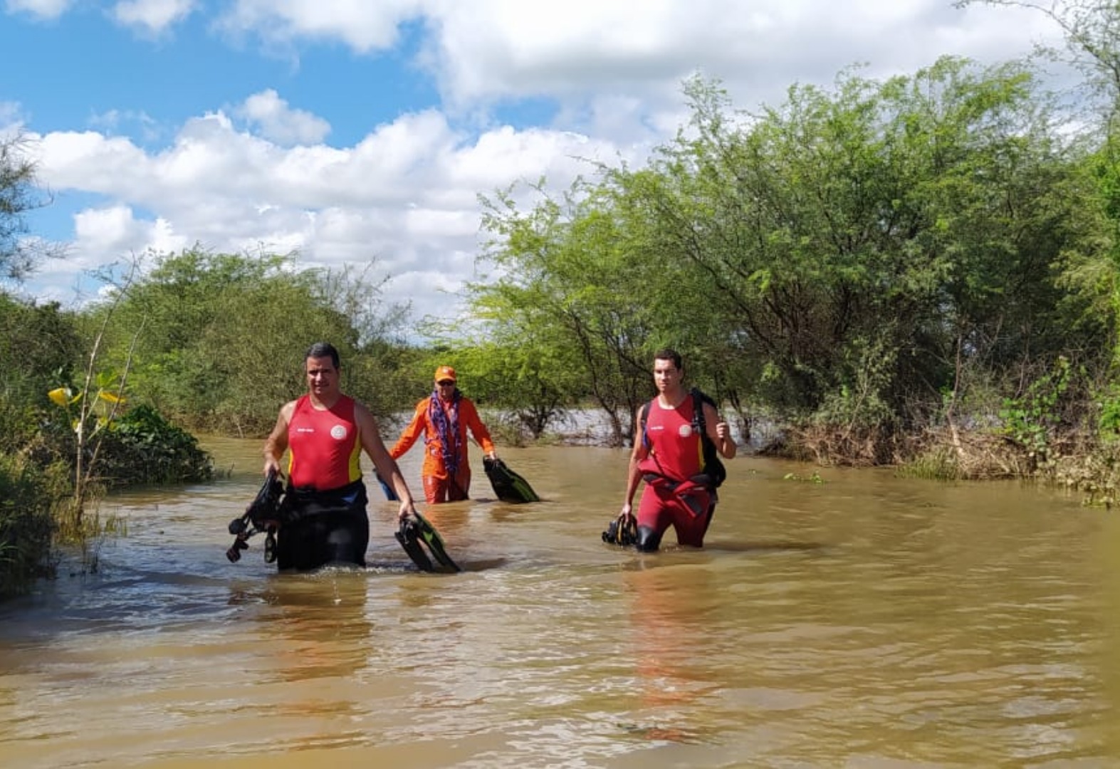 Mergulhadores do 7° GBM resgatam corpo em lagoa de Guanambi