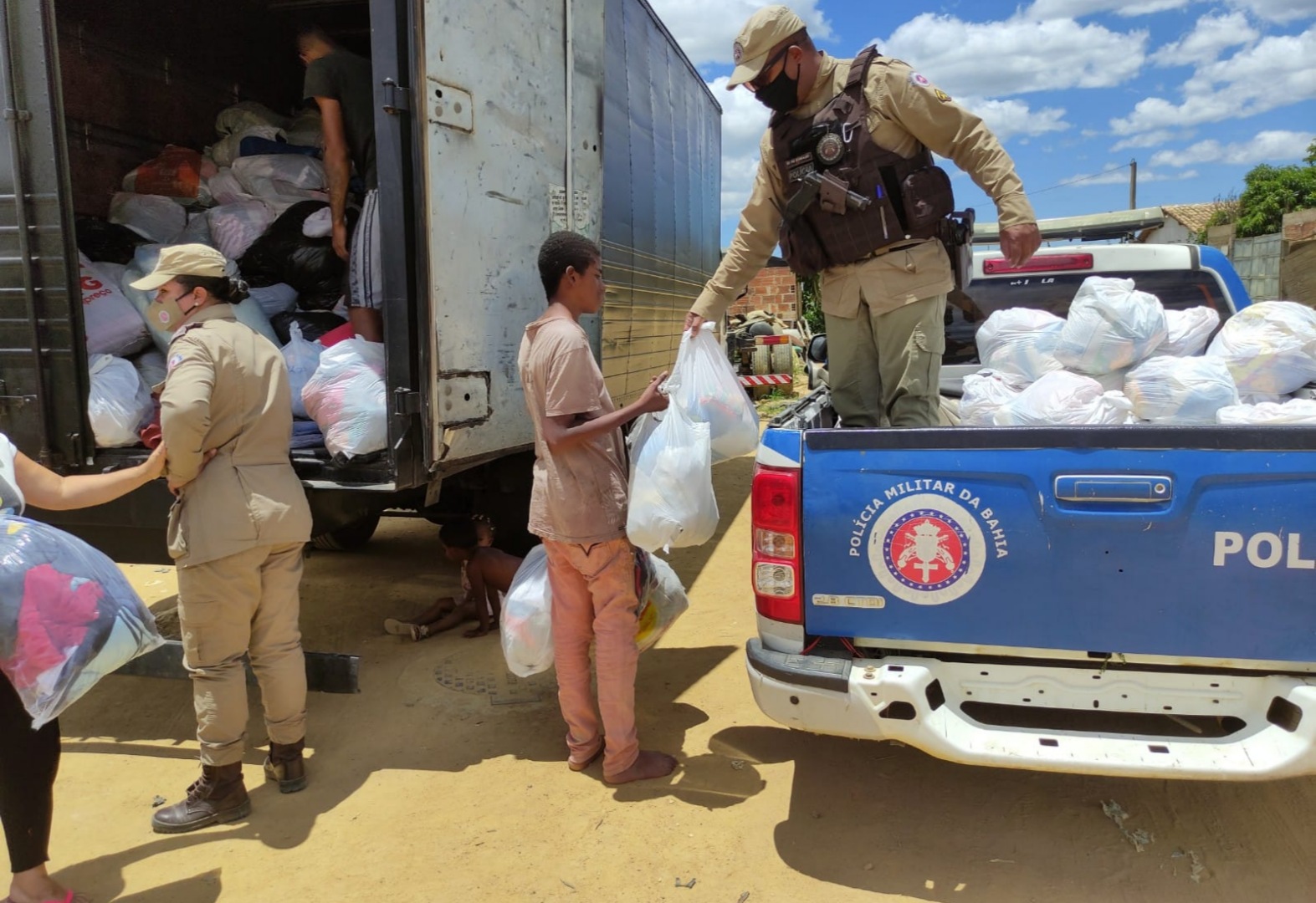 Polícia Militar entrega alimento e roupa a famílias atingidas pela chuva em Vitória da Conquista