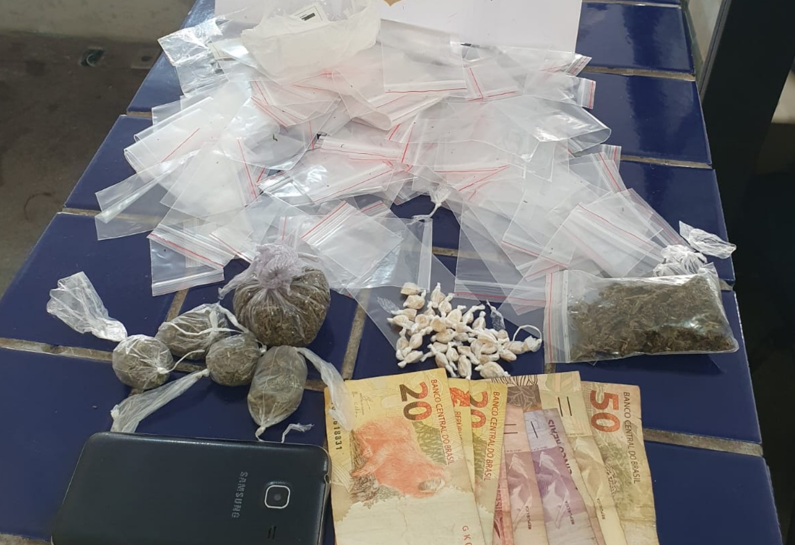 Brumado: Homem é preso acusado de tráfico de drogas no Bairro Dr. Juracy