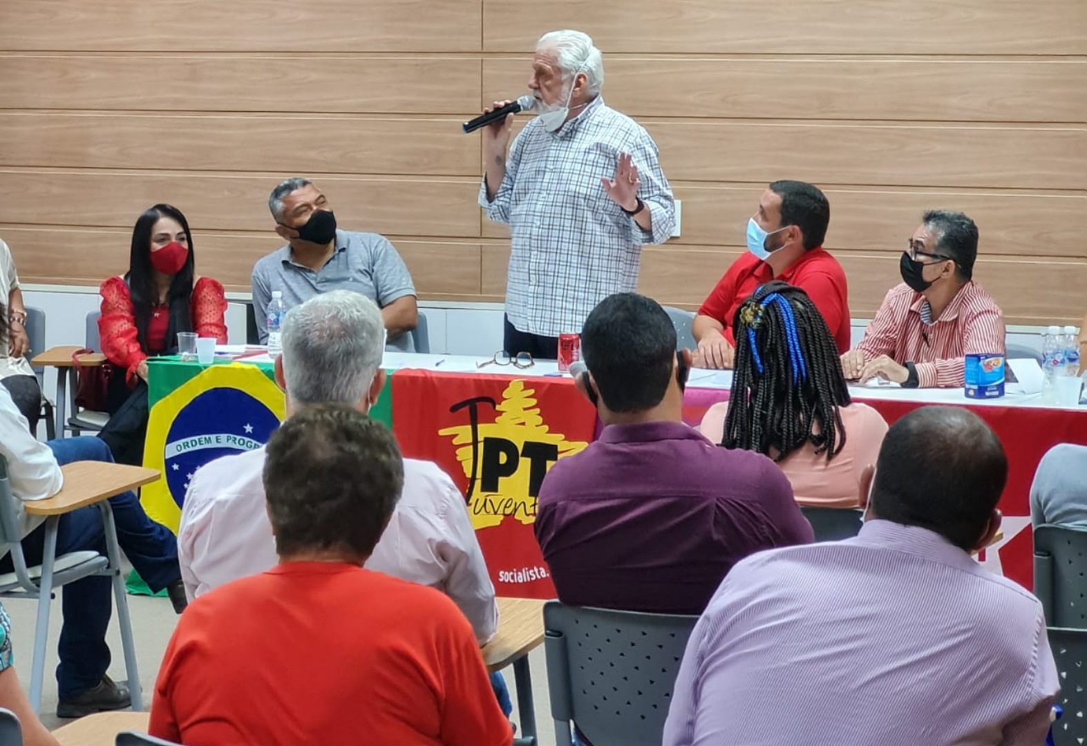 Wagner comunica ao PT que não será candidato ao governo da Bahia