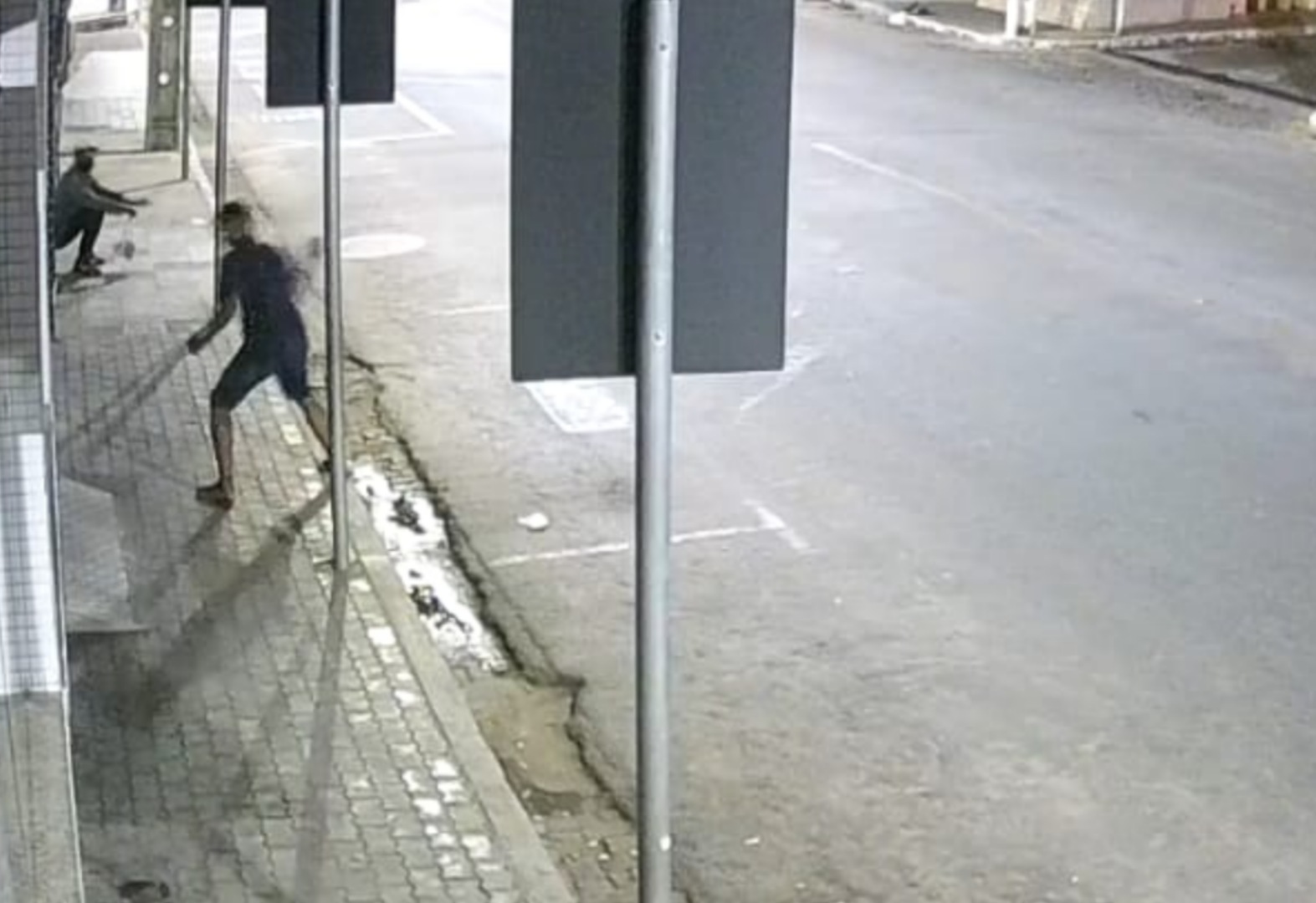 Loja foi arrombada no centro de Brumado; veja o vídeo