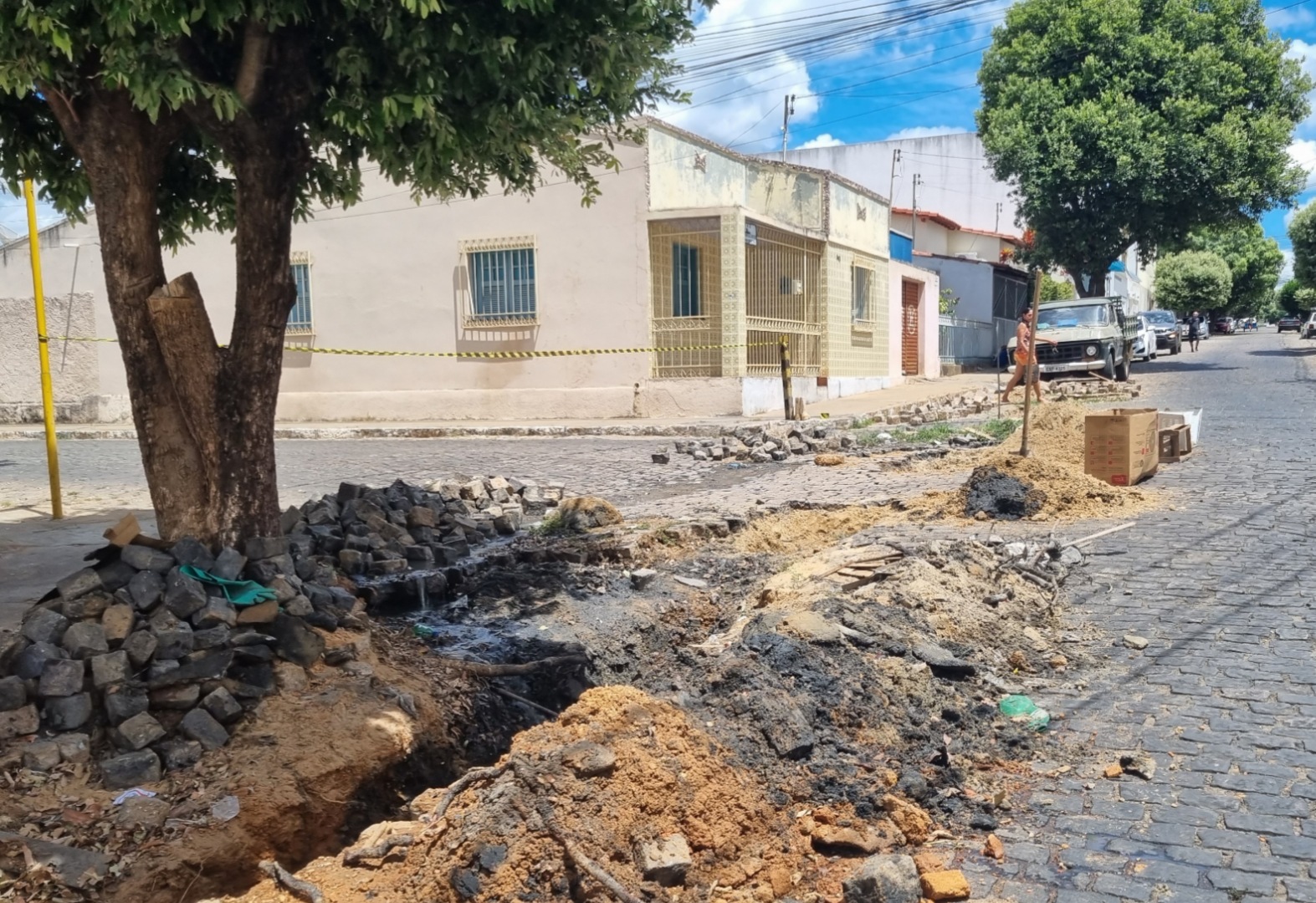 Brumado: Após determinação da justiça, prefeitura inicia conserto dos esgotos estourados