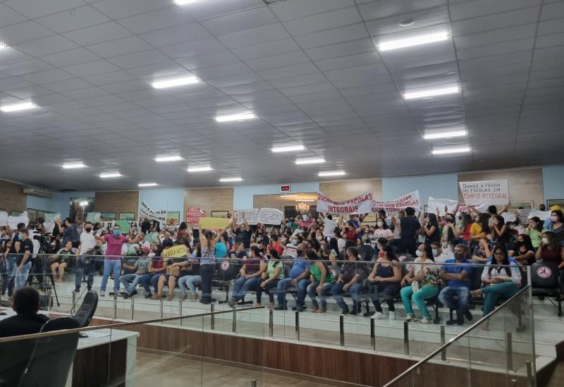 Sessão da Câmara de Vereadores de Brumado é encerrada após protestos da plateia