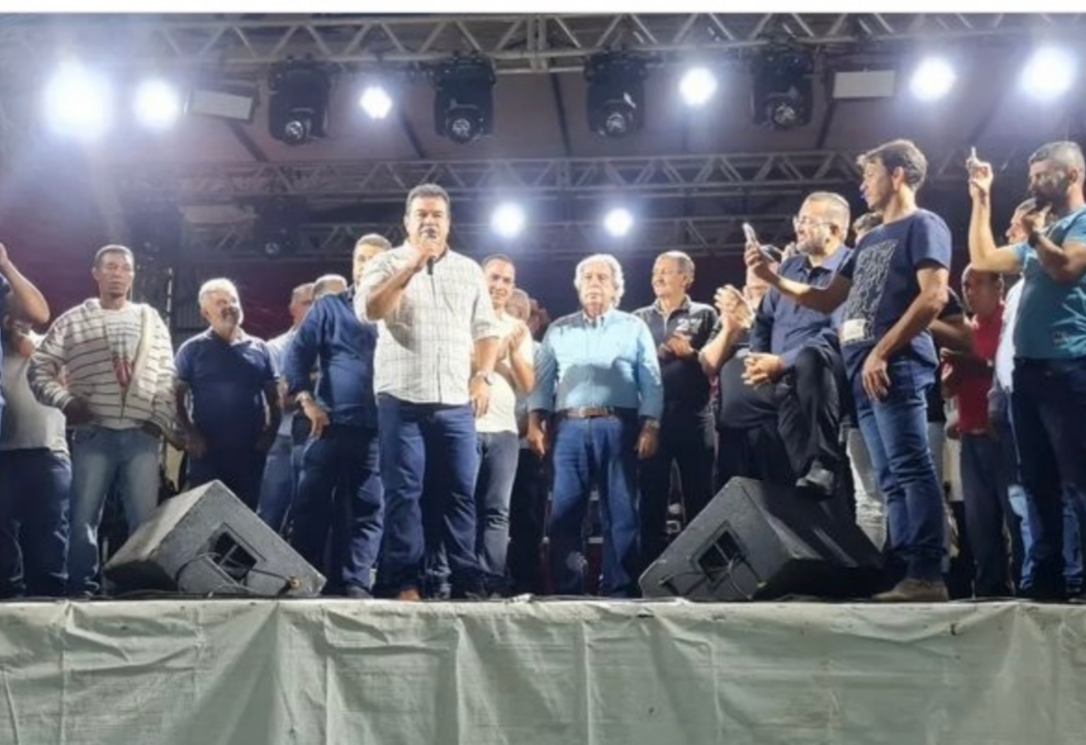 Deputado Marquinho Viana e prefeito Phellipe Brito inauguram mais uma obra em Ituaçu 