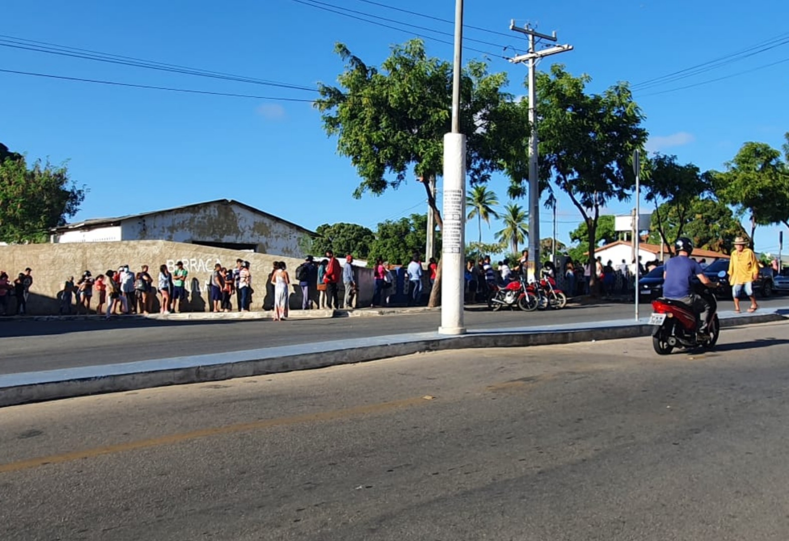 Brumado: Populares enfrentam longas filas e não conseguem atendimento na Casa do Bolsa Família