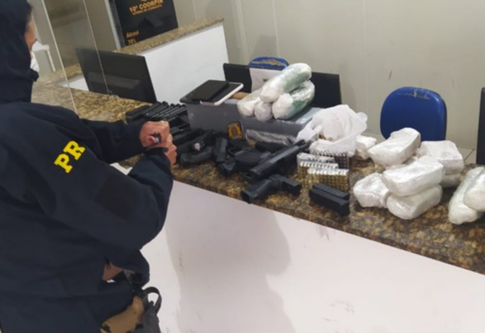 Casal é preso transportando pistolas, carregadores, munições e drogas no Sudoeste da Bahia