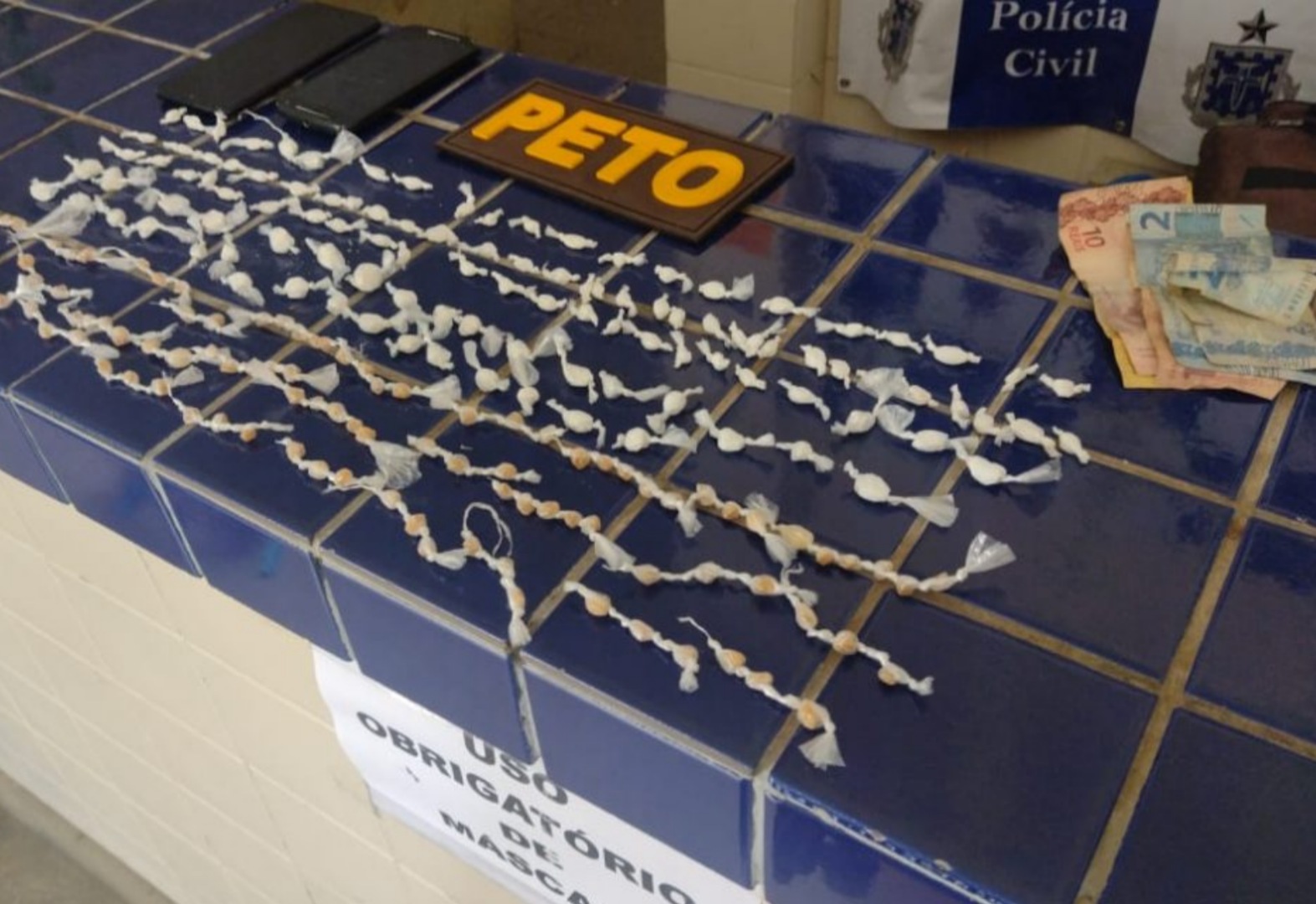 Brumado: Mulher é detida acusada de tráfico de drogas no Bairro São Félix