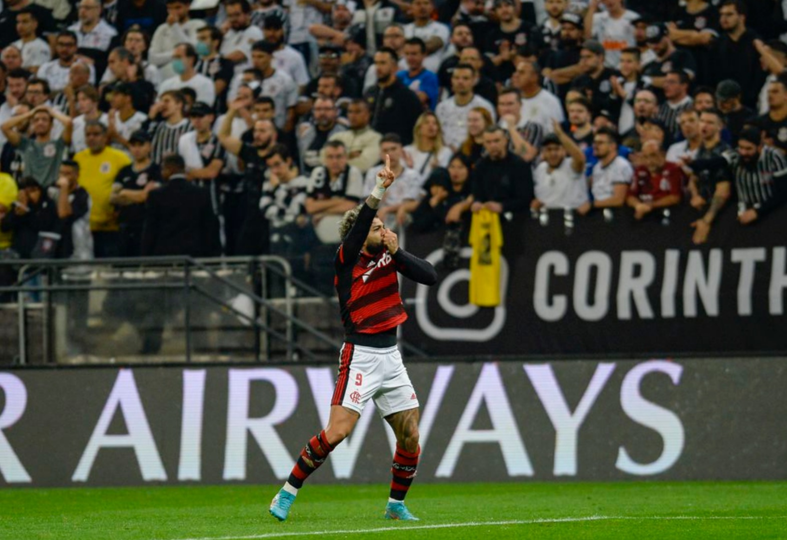 Libertadores: Fla bate Corinthians com gols de Arrascaeta e Gabriel