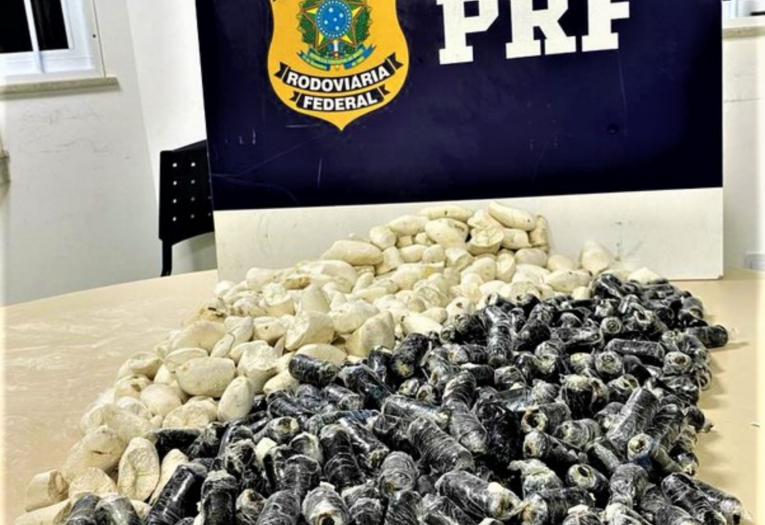 Boliviana é presa em Vitória da Conquista (BA) com cocaína encontrada dentro de cápsulas de ‘batata’