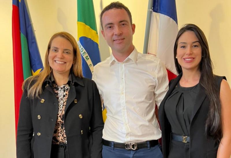 Fabrício Abrantes se reúne com prefeita de Vitória da Conquista para abordar desenvolvimento da região