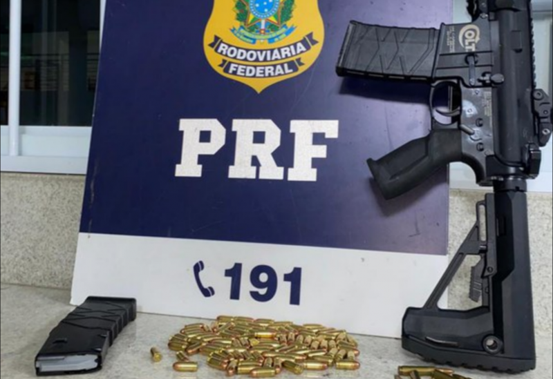 Após abordagem a ônibus PRF apreende fuzil, munição, droga e aves silvestres em Vitória da Conquista (BA)