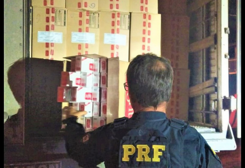 Brumado: PRF apreende 450.000 maços de cigarros contrabandeados escondidos em caminhão baú