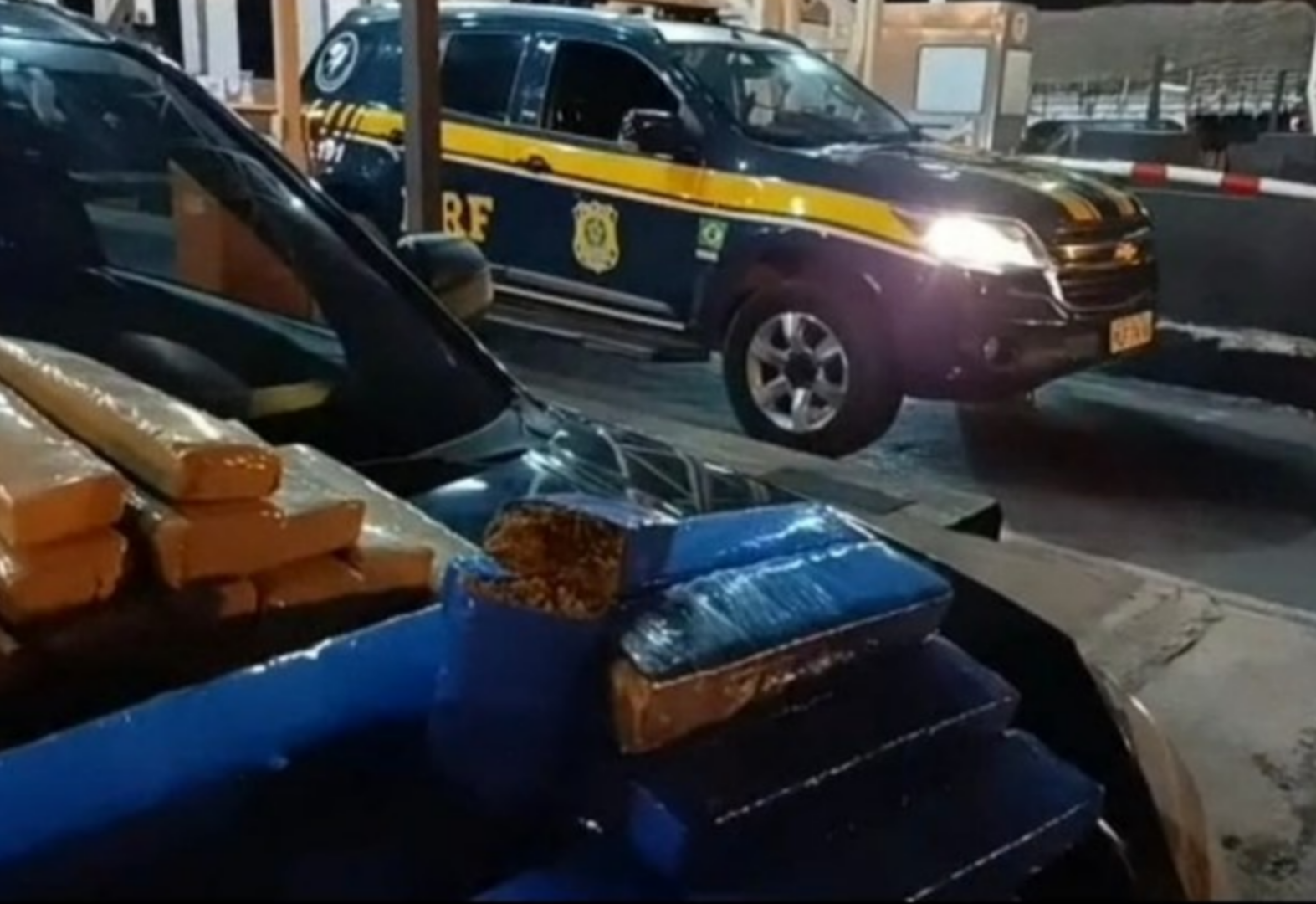 Em um intervalo de duas horas, PRF apreende um total de 68 kg de maconha nas cidades de Nova Itarana e Vitória da Conquista (BA)