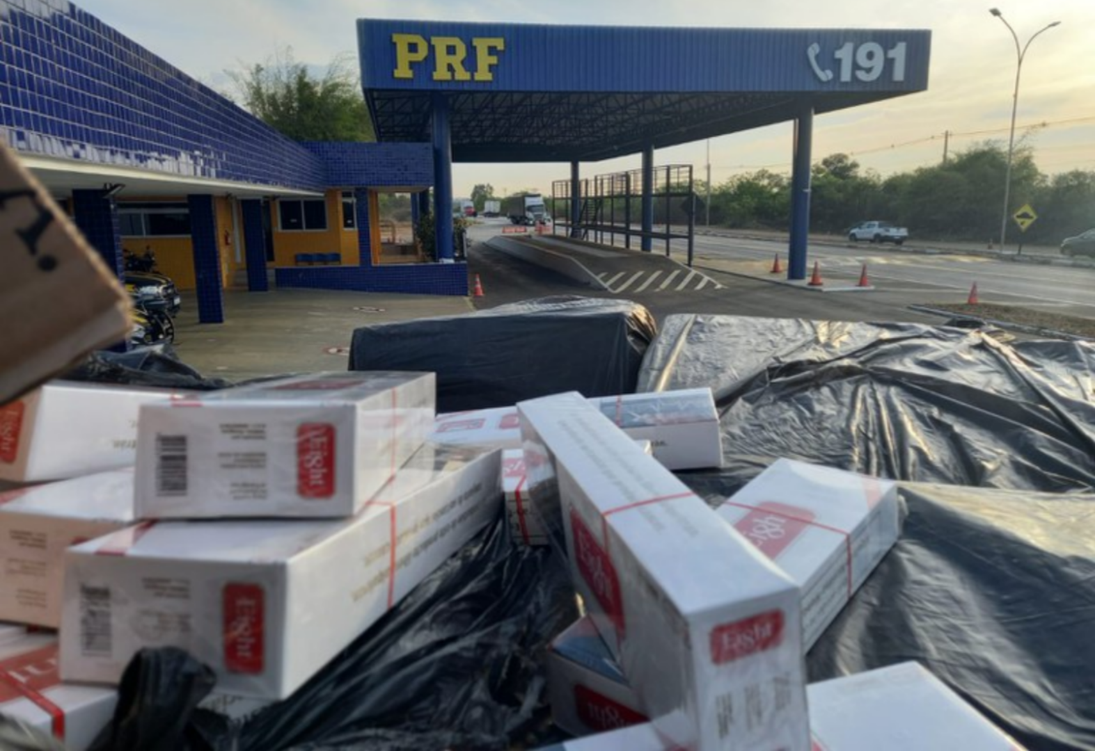 Em Vitória da Conquista (BA), PRF apreende quase 200.000 maços de cigarros contrabandeados