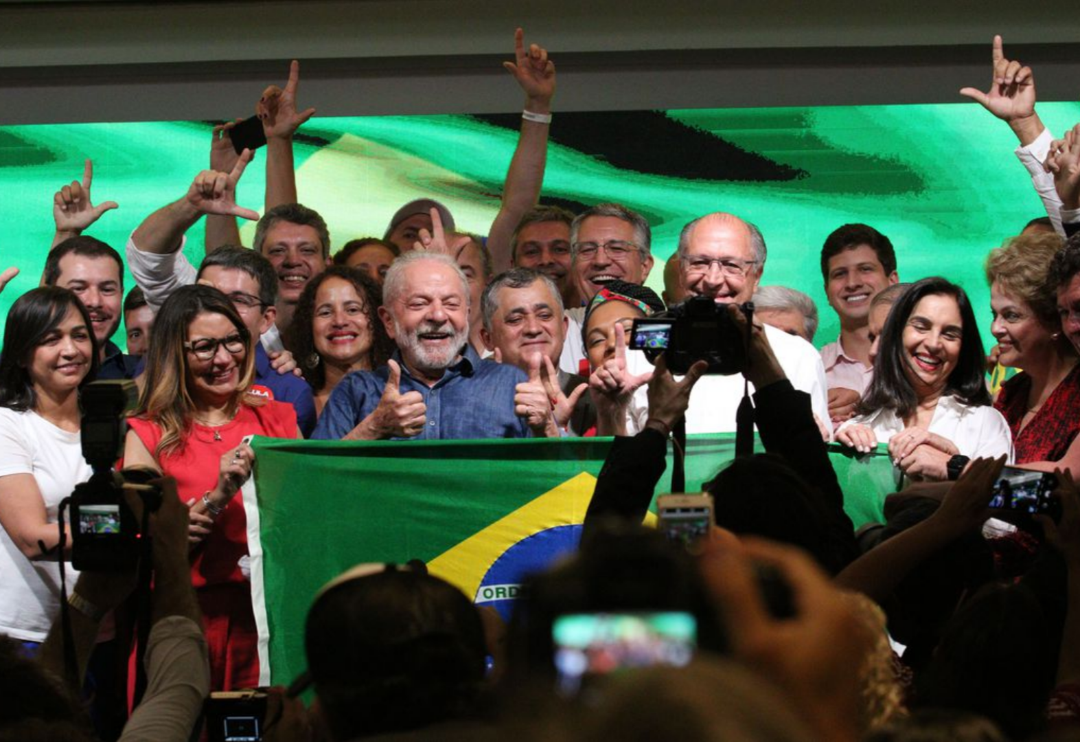 Em primeiro discurso, Lula diz que combate à miséria é sua missão
