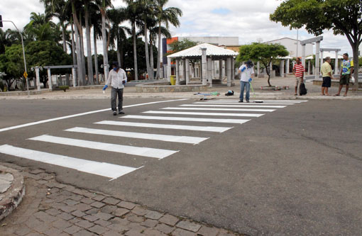 Faixas de pedestres são revitalizadas em diversos pontos da cidade