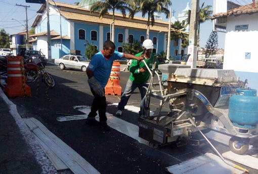 Brumado: faixas de pedestres estão sendo pintadas no centro da cidade