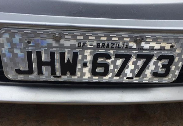Erro de ortografia: mecânico é preso suspeito de falsificar placa de carro; Brasília aparece escrito na placa com 'Z'