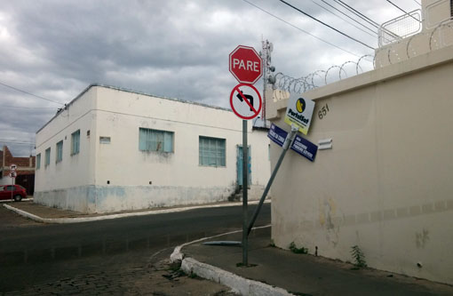 Brumado: Placa de identificação é danificada
