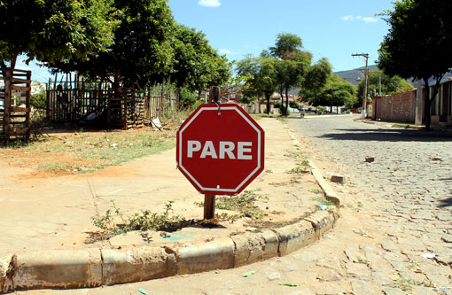 Brumado: Placa de sinalização danificada é fixada próxima ao chão