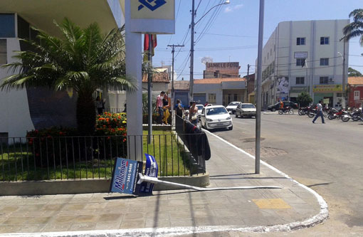 Você Repórter: Leitor questiona falta de penalização para condutores que danificam placas de sinalização