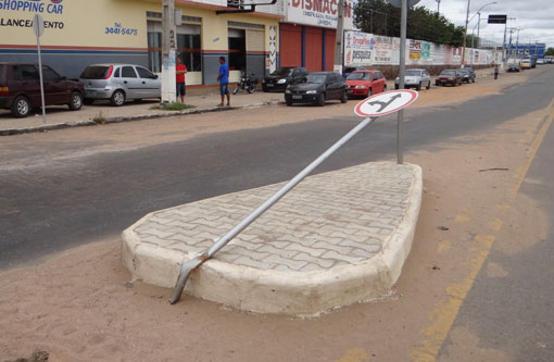 Brumado: Vândalos continuam destruindo placas de sinalização