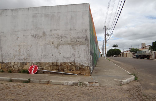 Brumado: Vândalos continuam destruindo placas de sinalização