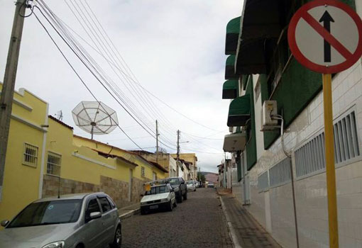 Brumado: SMTT instala placas de sinalização vertical em diversas ruas da sede do município