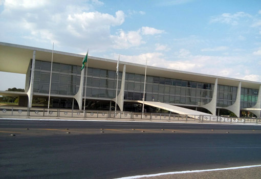 Governo congela quase 61 mil cargos na estrutura federal para reduzir gastos