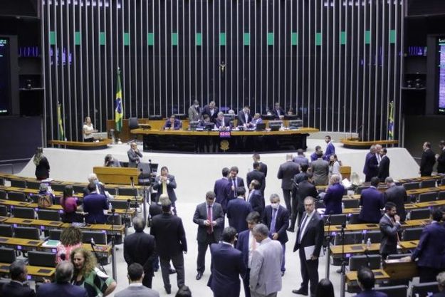 Deputados rejeitam urgência a projeto de combate a fake news