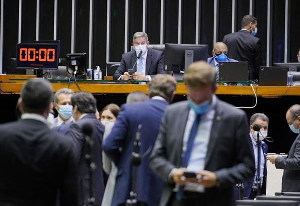 Câmara aprova projeto que autoriza estados, municípios e setor privado a comprar vacinas   Fonte: Agência Câmara de Notícias